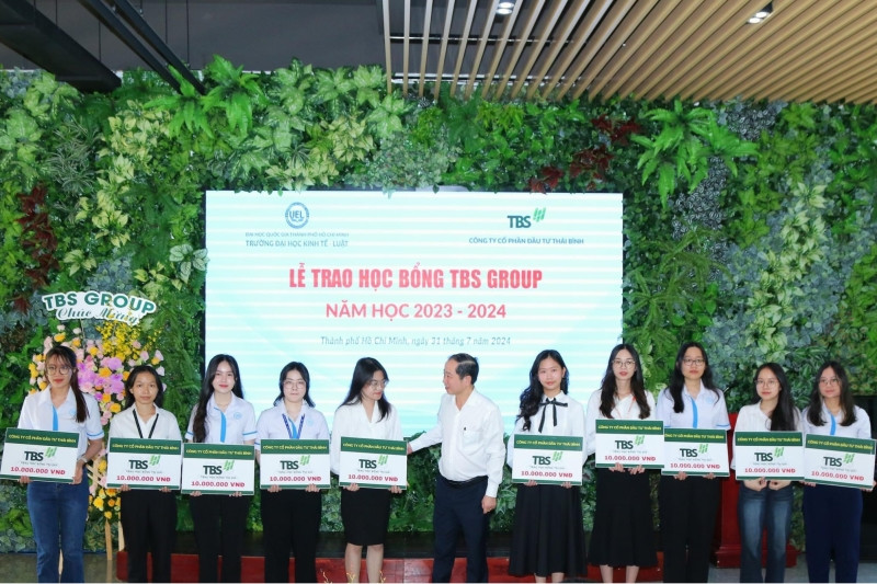 Sinh viên đang học tập