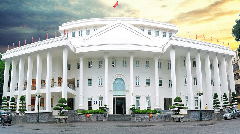 Cổng trường Đại học Hà Nội, một biểu tượng của giáo dục và đào tạo ngoại ngữ hàng đầu Việt Nam
