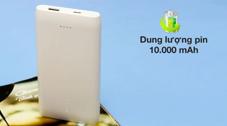 Hình ảnh so sánh kích thước pin 5000mAh và 10000mAh, minh họa sự khác biệt về dung lượng và thời gian sử dụng