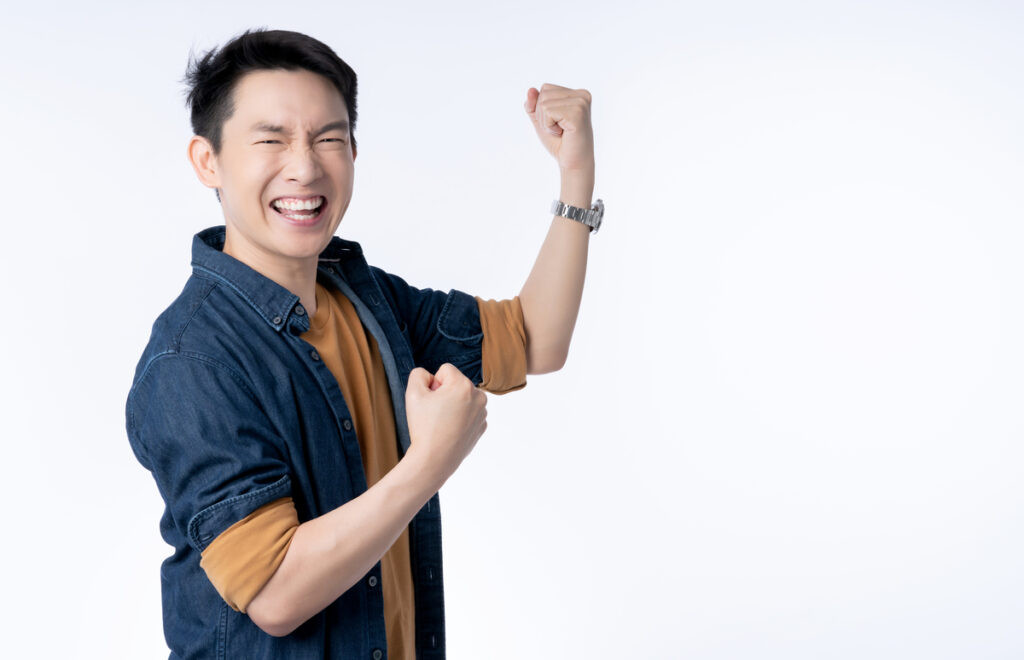 Hình ảnh người đàn ông đang giơ tay lên trời với vẻ mặt tươi cười