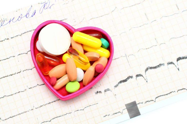 Hình ảnh cận cảnh thuốc statin điều trị cholesterol cao, viên thuốc và vỉ thuốc.