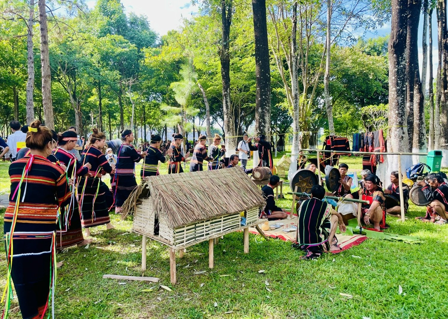Lễ hội Tây Nguyên: Không gian diễn xướng sử thi truyền thống trong đời sống văn hóa cộng đồng. Tìm hiểu về vai trò của sử thi là gì trong các nghi lễ và sinh hoạt văn hóa.