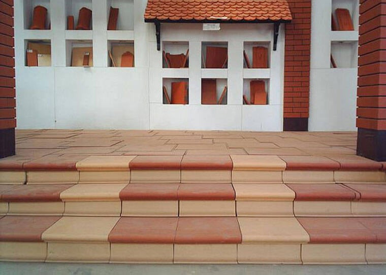 Bậc tam cấp kết nối không gian nội thất và ngoại thất