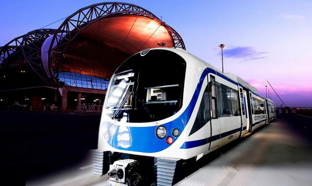 Sân bay quốc tế với nhiều máy bay đang đậu và cất cánh, thể hiện sự nhộn nhịp và quy mô lớn của một trung tâm hàng không