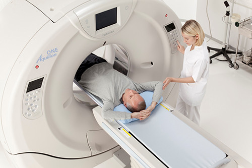 Hình ảnh chụp cắt lớp (CT scan) cho thấy hình ảnh chi tiết về cấu trúc bên trong cơ thể