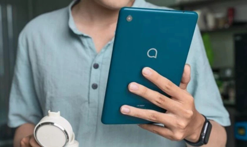 Tablet Máy tính bảng Alcatel 3T8 và iPad khác nhau như thế nào?
