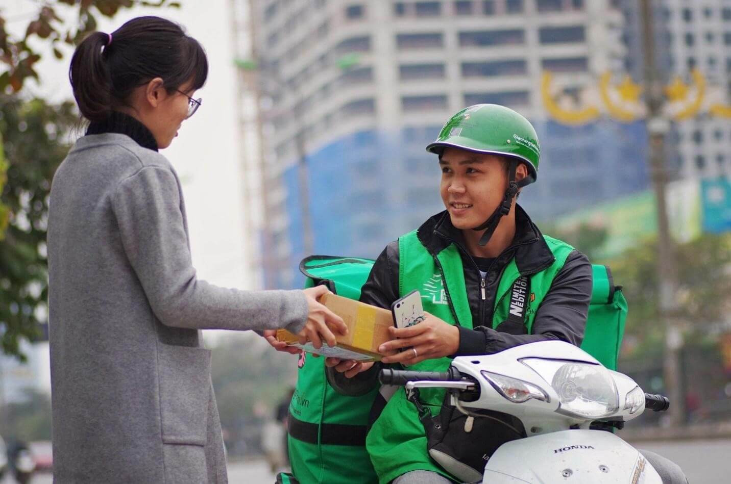 Nhân viên GHTK giao hàng tận tay khách hàng