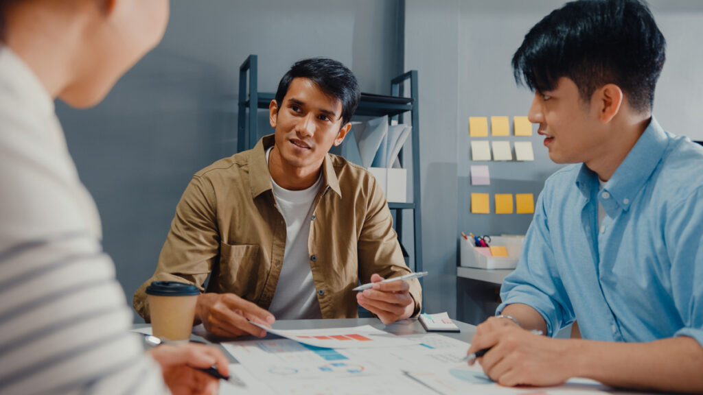 Đội ngũ đầu bếp chuyên nghiệp đang trao đổi và học hỏi kinh nghiệm trong môi trường làm việc năng động, thể hiện tinh thần cầu tiến và hợp tác
