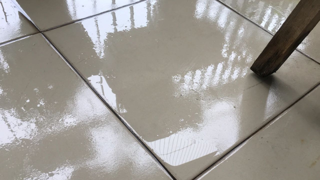 Sàn nhà ẩm ướt do mùa nồm