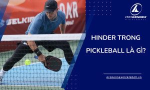 Bóng pickleball màu vàng trên sân thi đấu