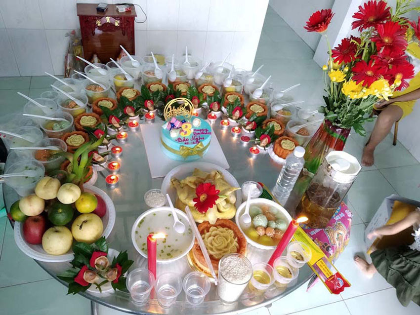 Mâm cúng căn cho bé với đầy đủ lễ vật