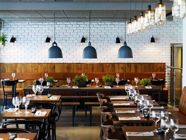 Nhà hàng fine dining sang trọng với thực đơn cầu kỳ