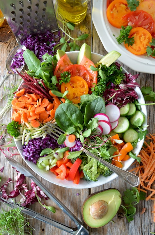 Salad rau củ quả tươi ngon, món ăn &quot;khoả thân&quot; điển hình tôn vinh hương vị tự nhiên và màu sắc hấp dẫn của nguyên liệu