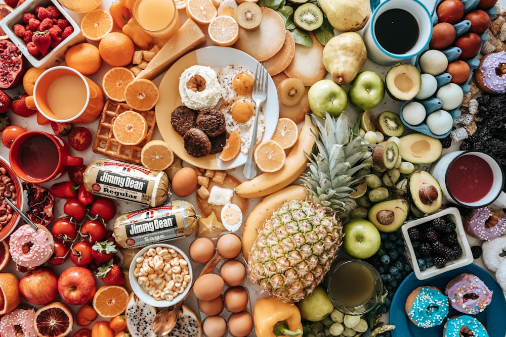 Một người đang thưởng thức món ăn ngon với vẻ mặt hạnh phúc