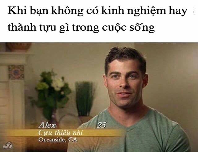 Một người phụ nữ đang cắt rau trên thớt gỗ với một con dao lớn, chuẩn bị các thành phần cho một công thức nấu ăn trên trang web balocco.net