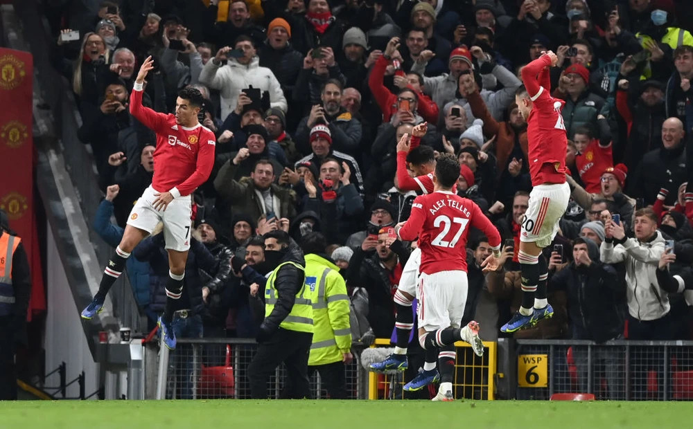Cristiano Ronaldo ăn mừng bàn thắng với tiếng hô Siuuu