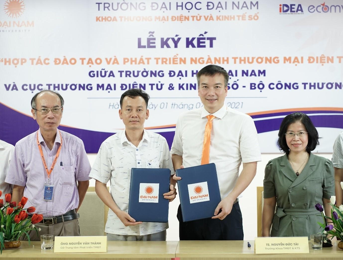 Lễ ký kết hợp tác giữa Khoa TMĐT & KTS với Cục Thương mại điện tử tạo môi trường “thực chiến” chuyên nghiệp và đầu ra cho sinh viên.