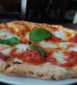 Pizza Margherita với cà chua San Marzano, phô mai mozzarella di bufala và dầu ô liu nguyên chất