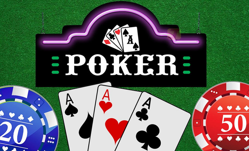 Người chơi poker chuyên nghiệp đang suy nghĩ chiến thuật