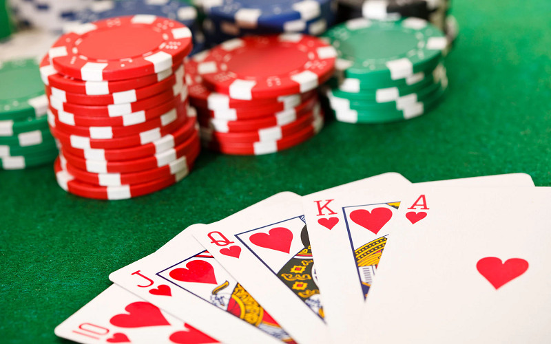 Các quân bài poker và chip cược