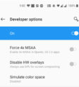 Một người đang chơi game trên điện thoại Android, hình ảnh hiển thị rõ nét và mượt mà nhờ công nghệ 4x MSAA