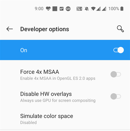 Một người đang chơi game trên điện thoại Android, hình ảnh hiển thị rõ nét và mượt mà nhờ công nghệ 4x MSAA