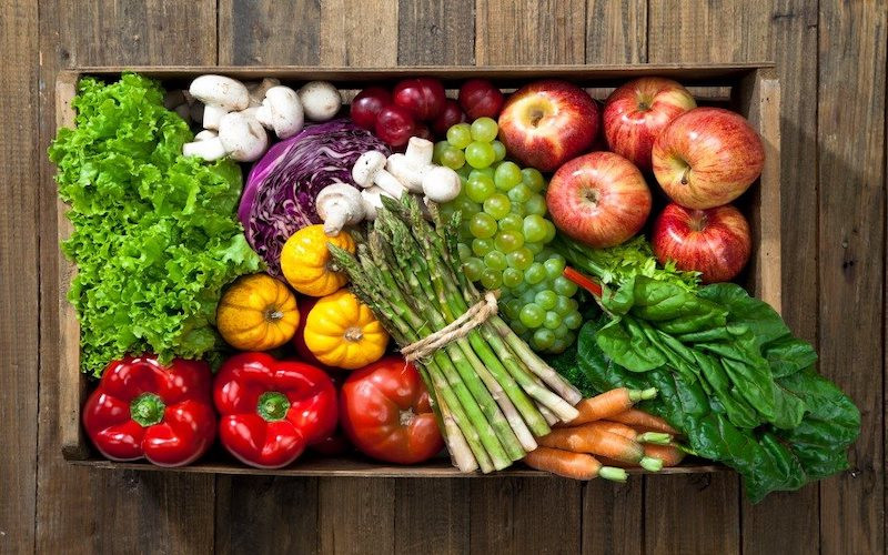 Hình ảnh minh họa chế độ ăn uống lành mạnh với nhiều rau xanh tốt cho gan