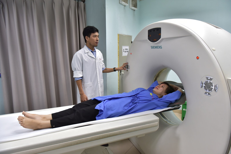 Bệnh nhân được hướng dẫn nằm đúng tư thế trước khi chụp CT Scanner