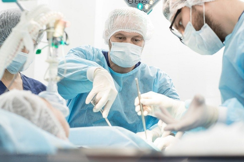 Hình ảnh minh họa phẫu thuật loại bỏ ổ nhiễm trùng trong trường hợp cần thiết