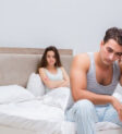 Người đàn ông lo lắng về vấn đề của mình