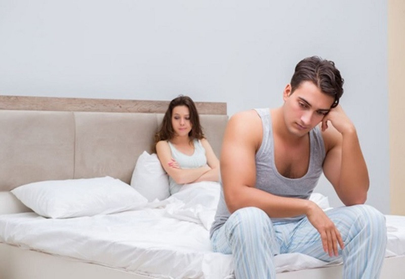 Người đàn ông lo lắng về vấn đề của mình