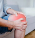 Hình ảnh minh họa một khớp tay bị viêm, sưng đỏ
