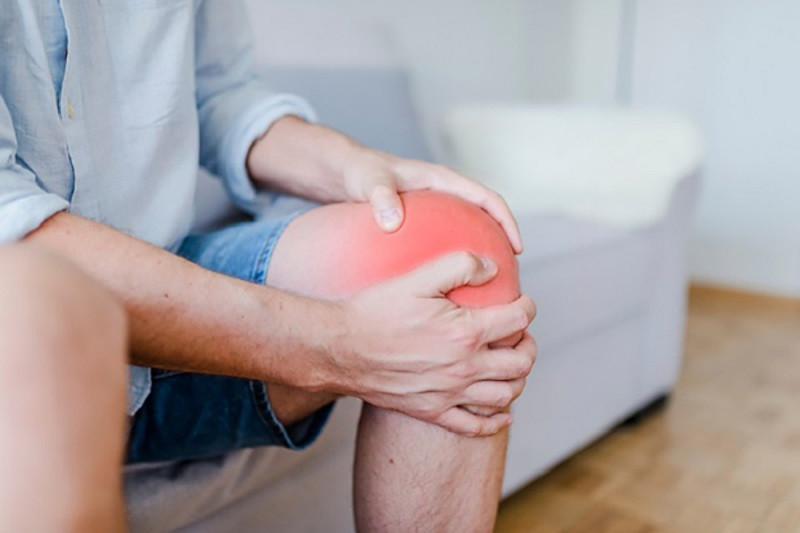 Hình ảnh minh họa một khớp tay bị viêm, sưng đỏ