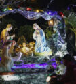Gia đình sum vầy bên cây thông Noel
