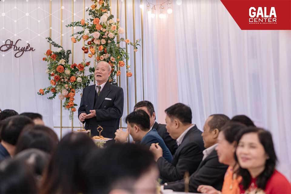Các thành viên gia đình nhà trai chuẩn bị đến nhà gái làm lễ dạm ngõ