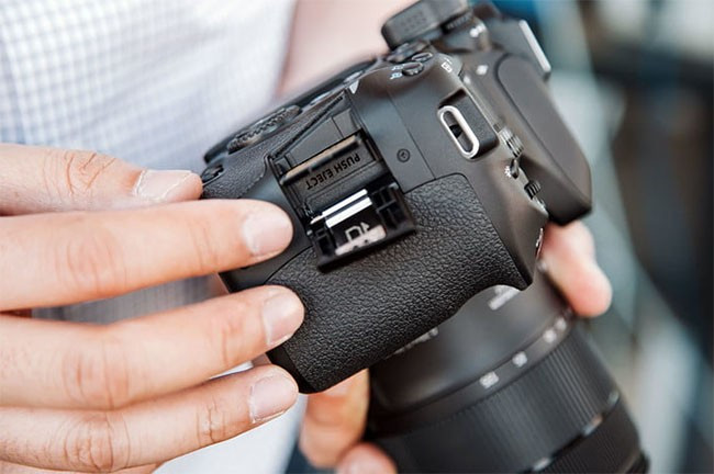 Máy ảnh DSLR với ống kính có thể thay đổi giúp mở rộng khả năng sáng tạo trong nhiếp ảnh ẩm thực