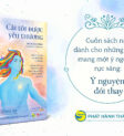 Một người đang ăn đồ ăn nhanh một mình, thể hiện sự cô đơn và tác hại của việc không nấu ăn