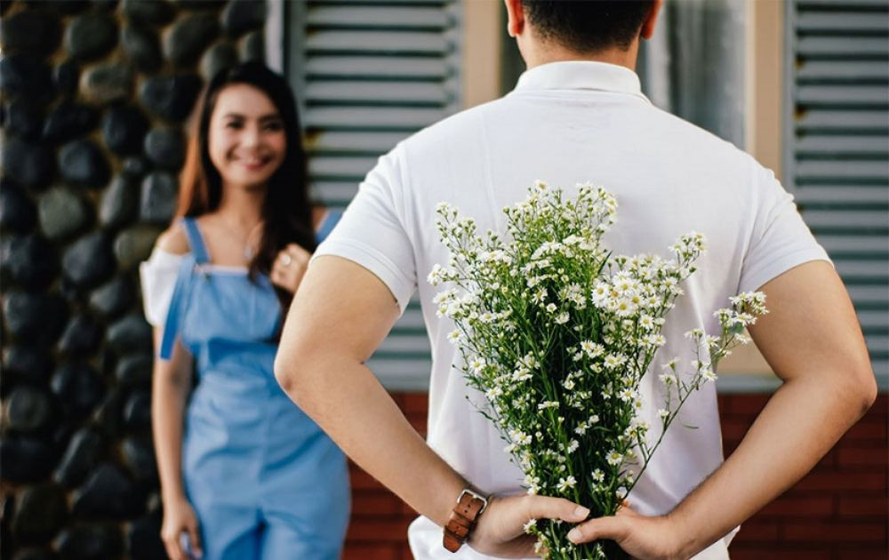 Tặng hoa là một trong những cách phổ biến nhất để chúc mừng Ngày Quốc tế Phụ nữ 8/3