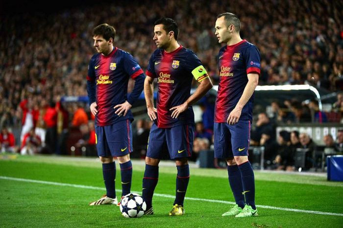 Messi phối hợp với Xavi và Iniesta trong vai trò số 9 ảo tại Barca