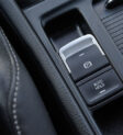 Chức năng Auto Hold giúp lái xe an toàn và thoải mái hơn
