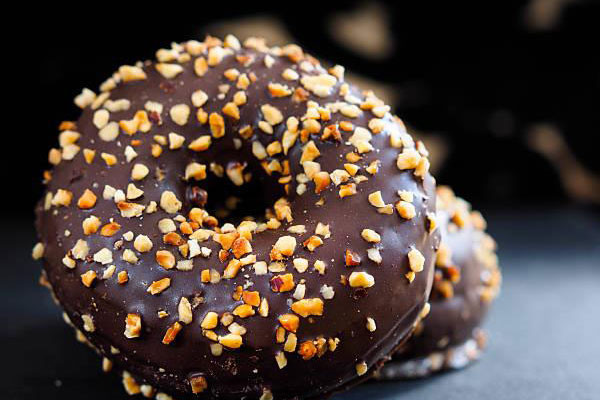 Bánh doughnut với hạt phỉ (hazelnut)