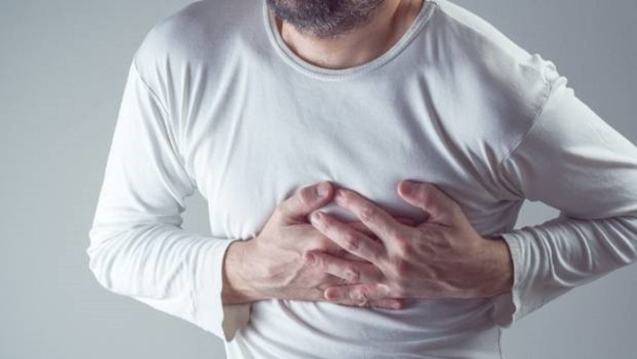 Người phụ nữ kiểm tra sức khỏe tim mạch