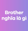 Cậu bé và em trai đang ôm nhau.