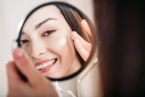 Hình ảnh minh họa những người có làn da khô nên sử dụng ceramide