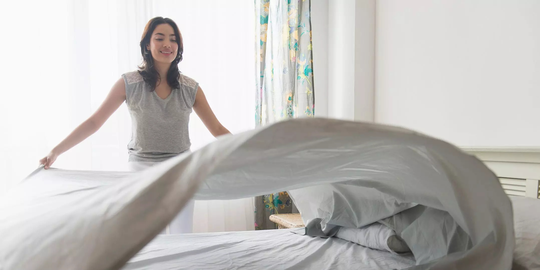 Cô gái thay duvet cover cho giường khách sạn