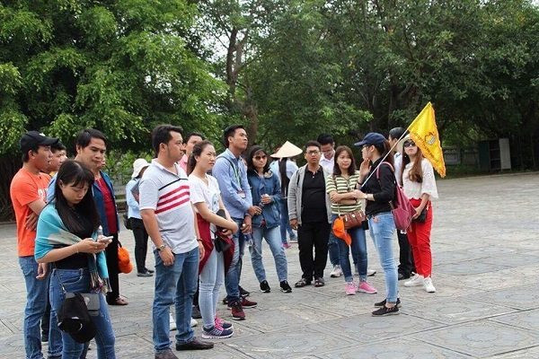 Hướng dẫn viên du lịch giới thiệu về ẩm thực