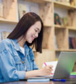 Sinh viên đại học trao đổi kiến thức
