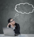 Daydreaming là gì: Cô gái mơ màng bên tách cà phê, thả hồn vào những suy nghĩ và tưởng tượng