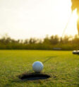 Hình ảnh một người chơi golf đang ăn mừng cú đánh Eagle trên hố par 5