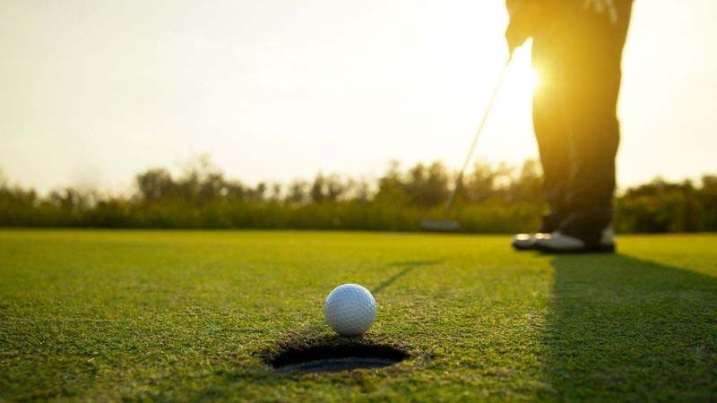 Hình ảnh một người chơi golf đang ăn mừng cú đánh Eagle trên hố par 5